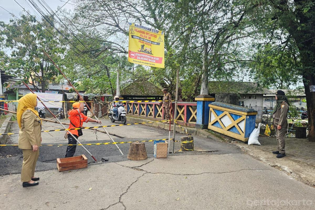 Sempat Diaspal Ulang, Akses Jl Kampung Kramat Kini Ditutup