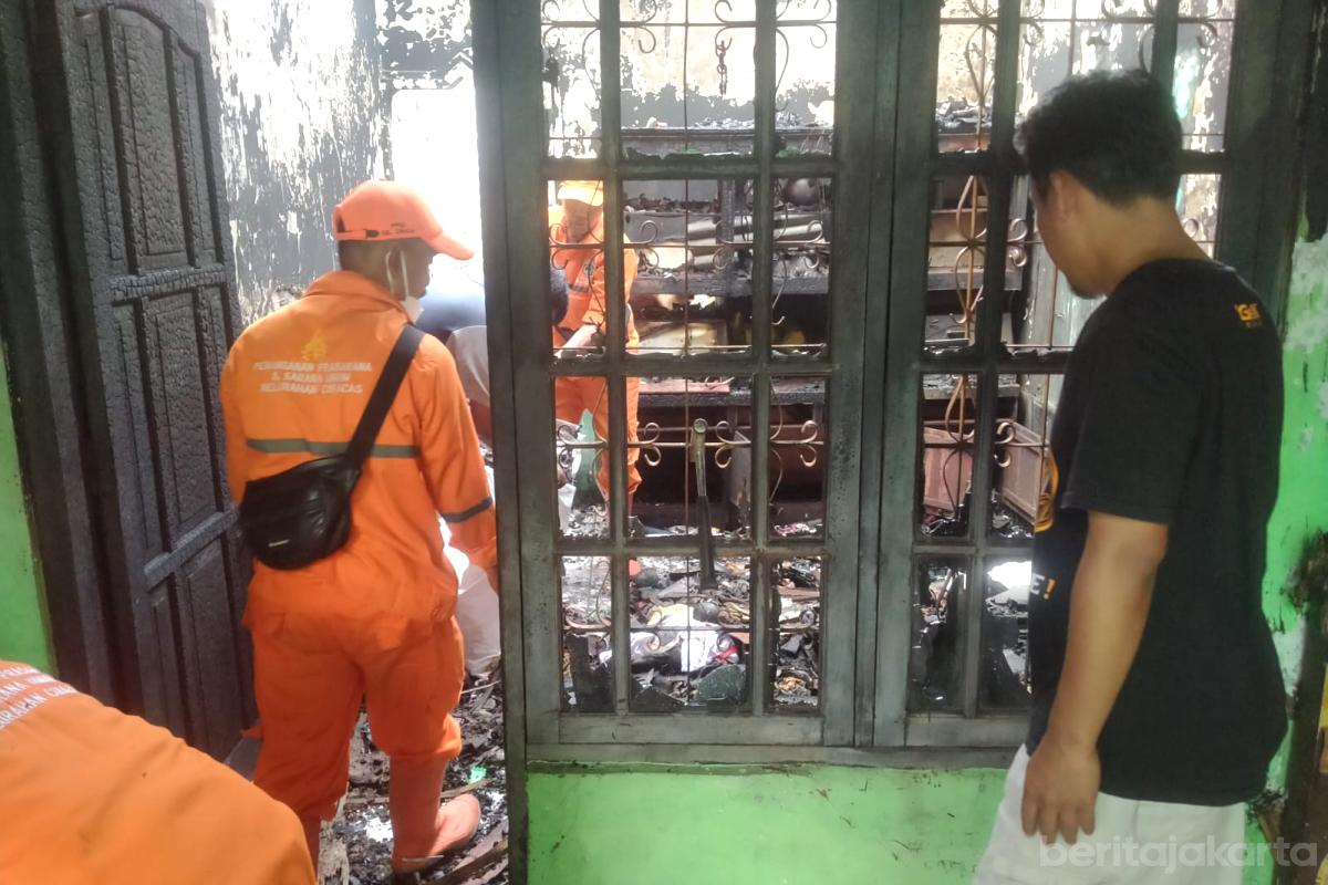 Pembersihan sisa puing kebakaran ciracas nurito