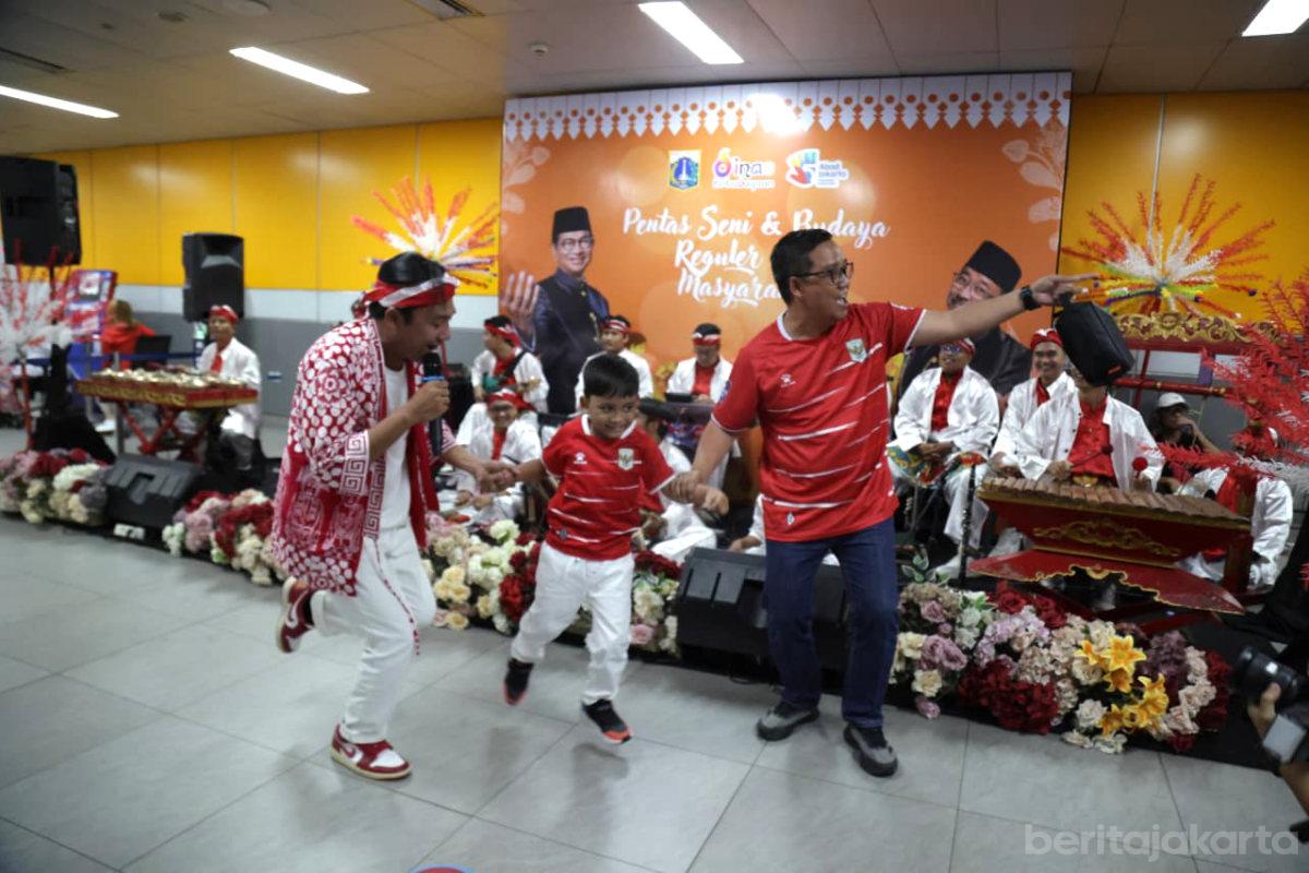Gambang Kromong Hibur Suporter Timnas di Stasiun MRT Istora Mandiri