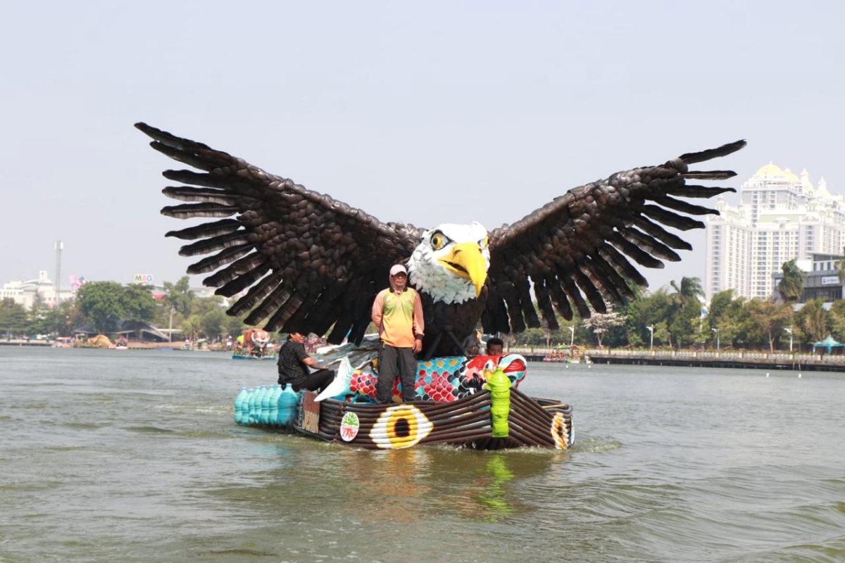 Festival CiLung Tawarkan Pengalaman Naik Perahu dari Botol Plastik Bekas Secara Gratis