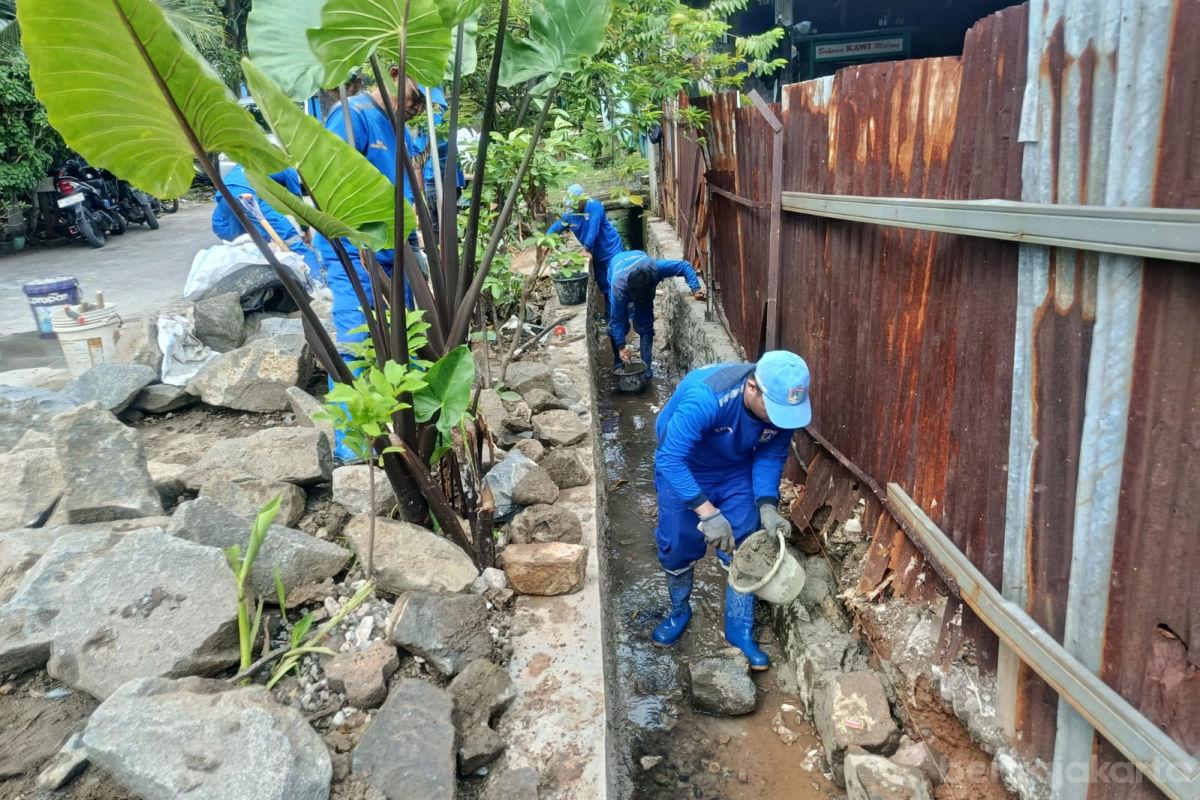 Pasukan Biru Perbaiki Turap Longsor di Jalan Garuda