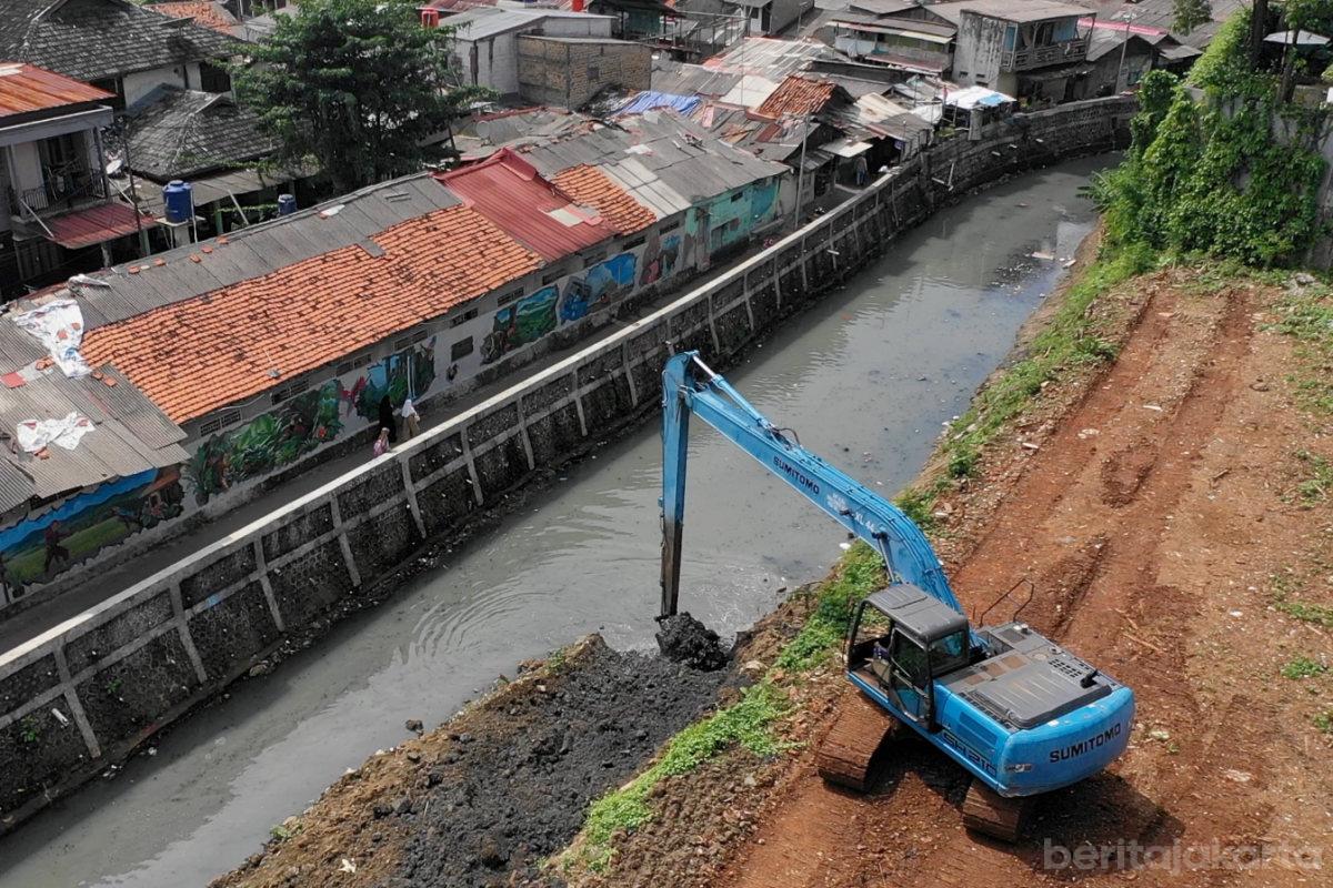 Lumpur Telah Diangkat Kali Cideng