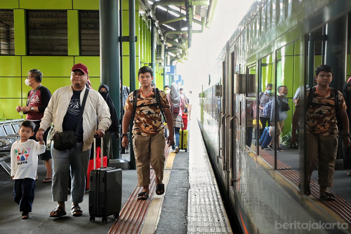 Arus Balik Stasiun Gambir otoy2