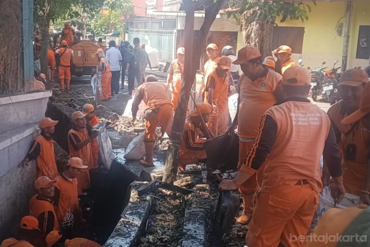Pembersihan Saluran Jalan Tomang  budi