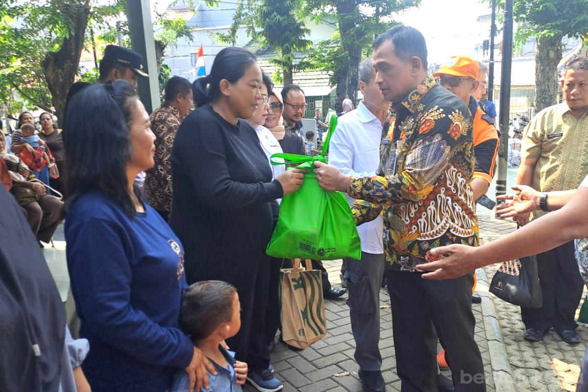 350 Warga Empat Kelurahan se Johar Baru Terima Bantuan Pangam
