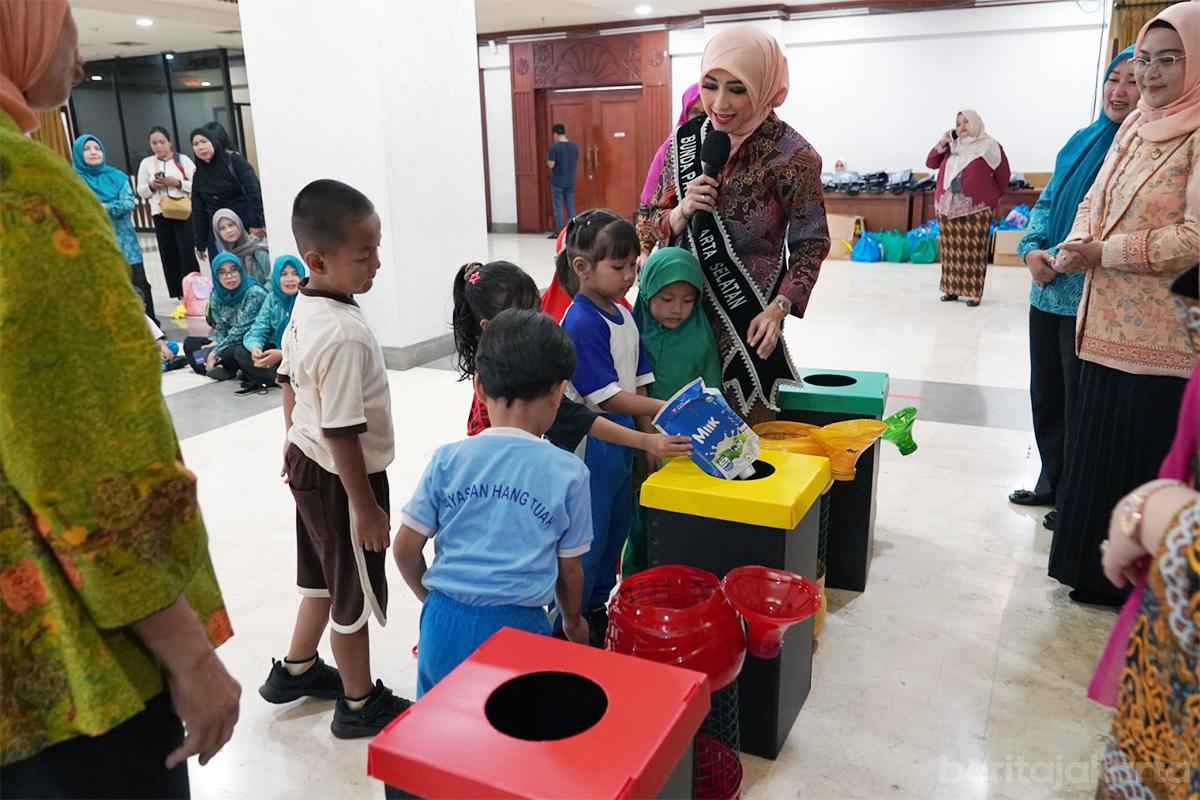 Paud jaksel pilah sampah tiyo