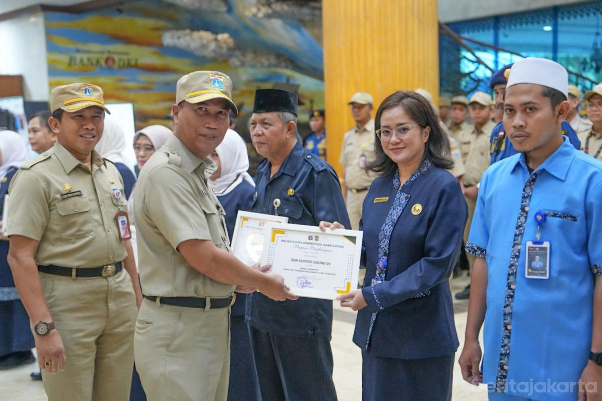 15sekolah dijakut terimah penghargaan anita