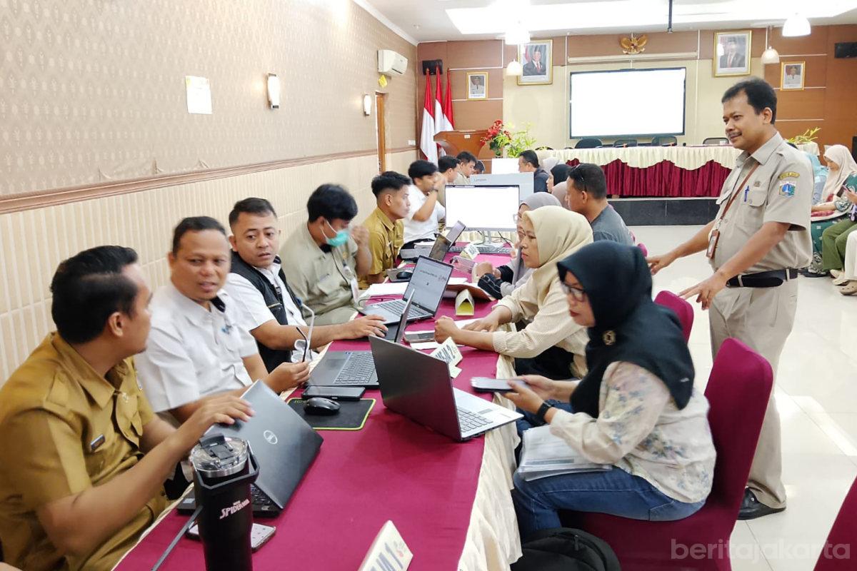 Ratusan Orangtua Datangi Posko SPMB di SMAN 39