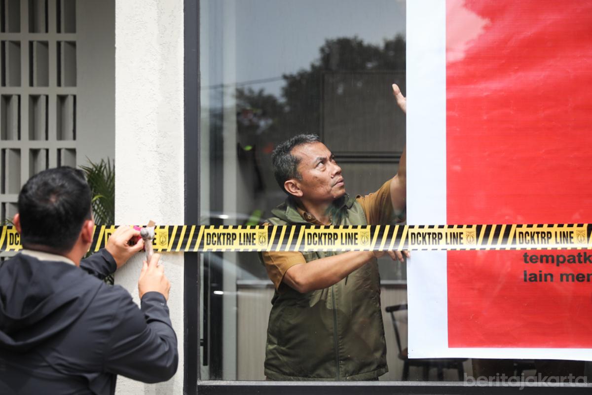 Petugas segel bangunan jati 2