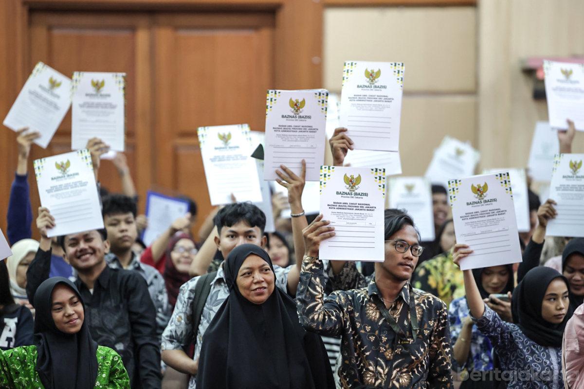 442 Warga Jakbar Terima Ijazah Program Pemutihan Pemprov DKI 2