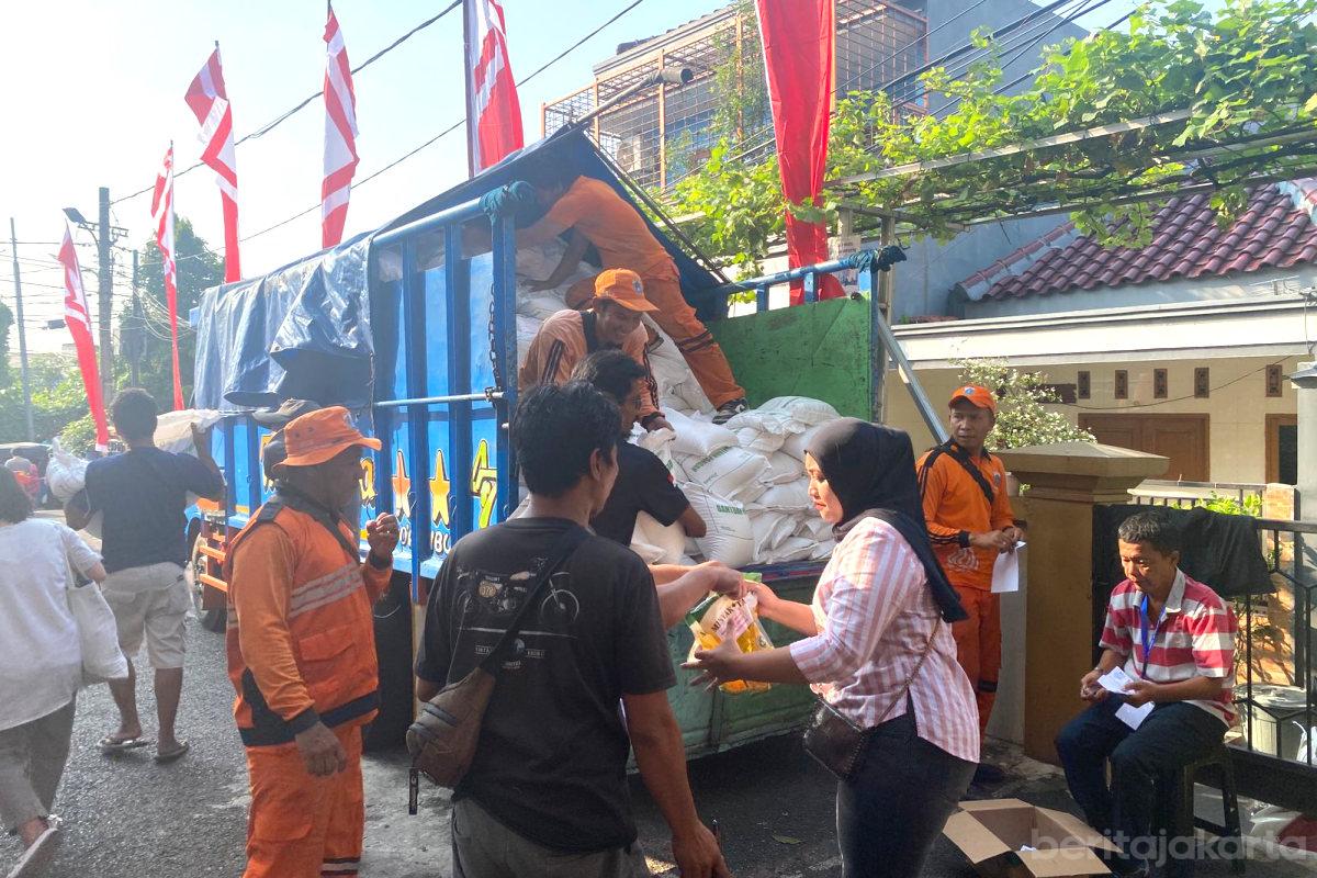 1.904 KK Terima Bantuan Pangan di Kelurahan Palmeriam