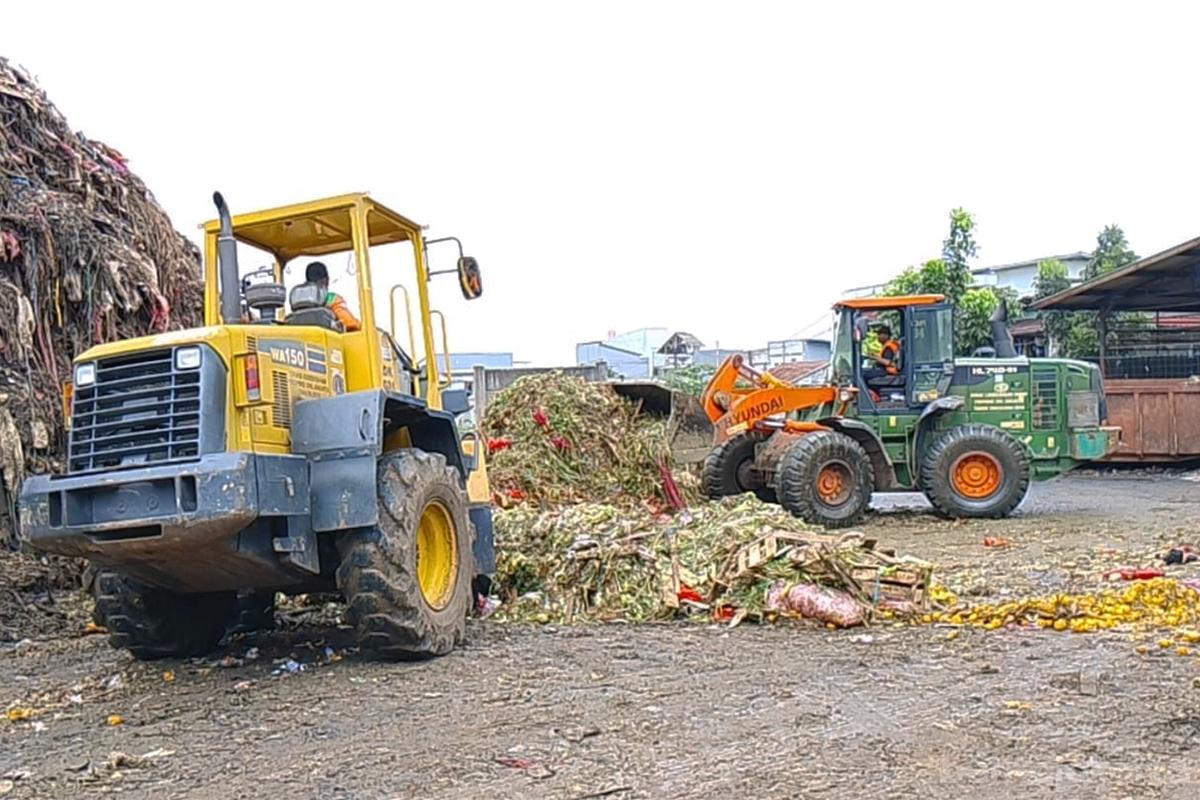 Sampah pasar induk nur