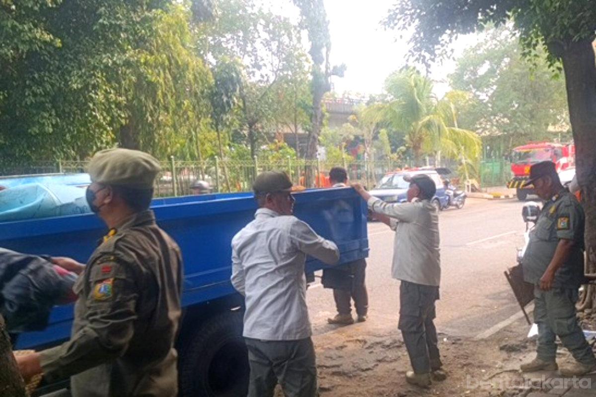 Satpol PP Jatinegara Tertibkan PKL Okupasi Fasum