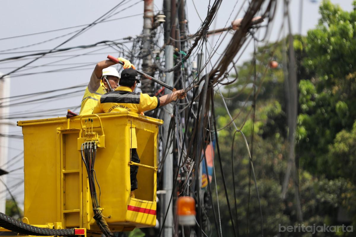 Penertiban kabel menjuntai dijakarta