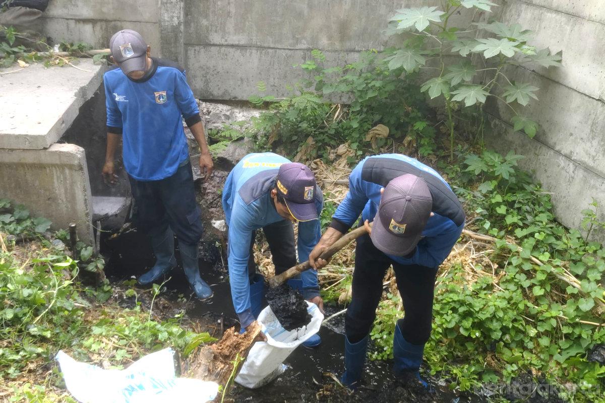 Pengurasan Saluran Jalan Kembang Kerep Angkut 19 Meterkubik Lumpur & Sampah