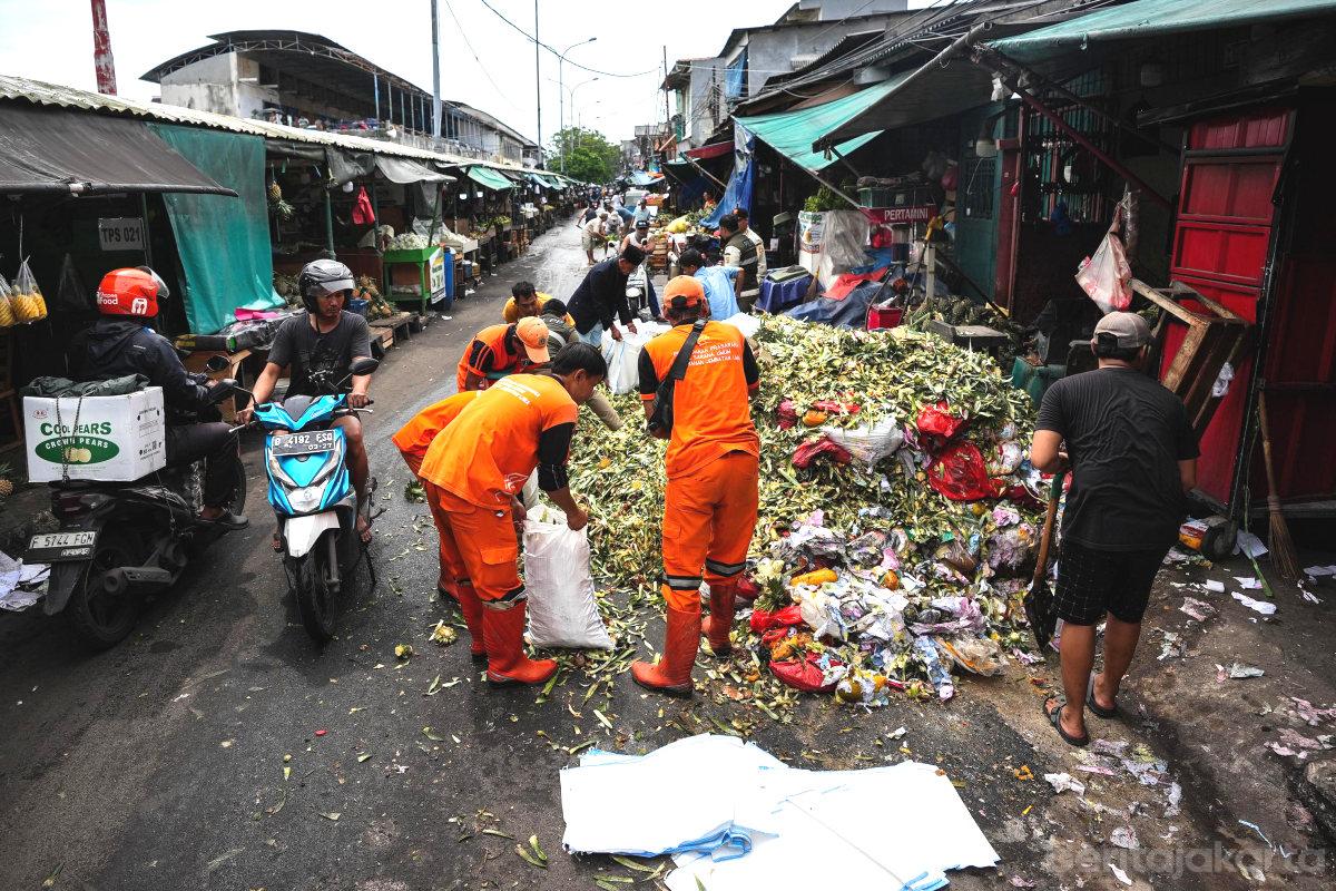 Pedagang Pasar Angke Buang Sampah Sembarang Terancam Ditindak Tegas