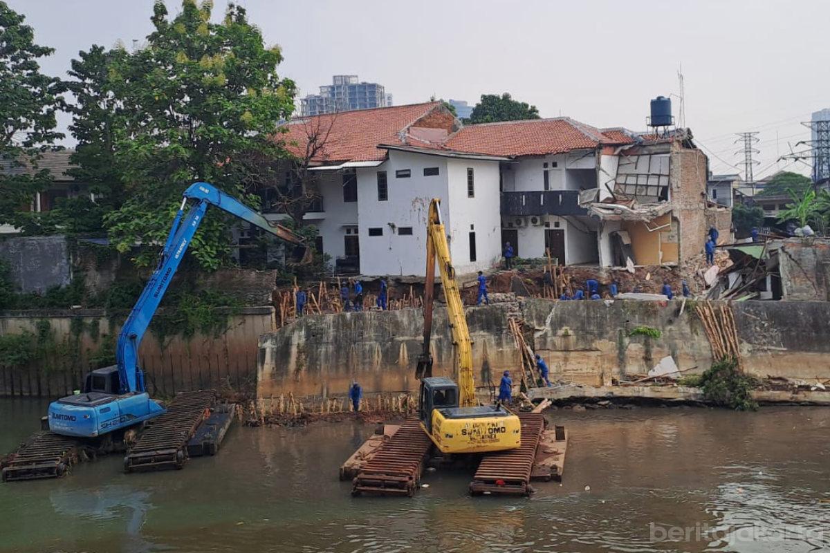 Sudin SDA Jakpus Lakukan Penanganan Darurat Longsor di Bantaran KBB Benhil