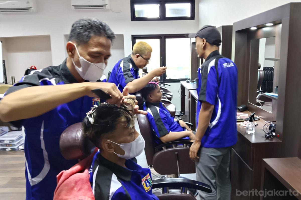 Perdana, PPKPI Pasar Rebo Gelar Pelatihan Barbershop