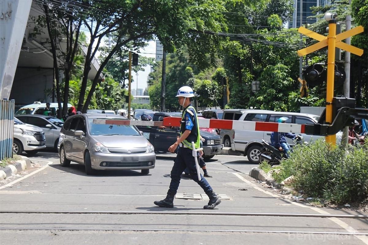 Perlintasan kereta api dok2