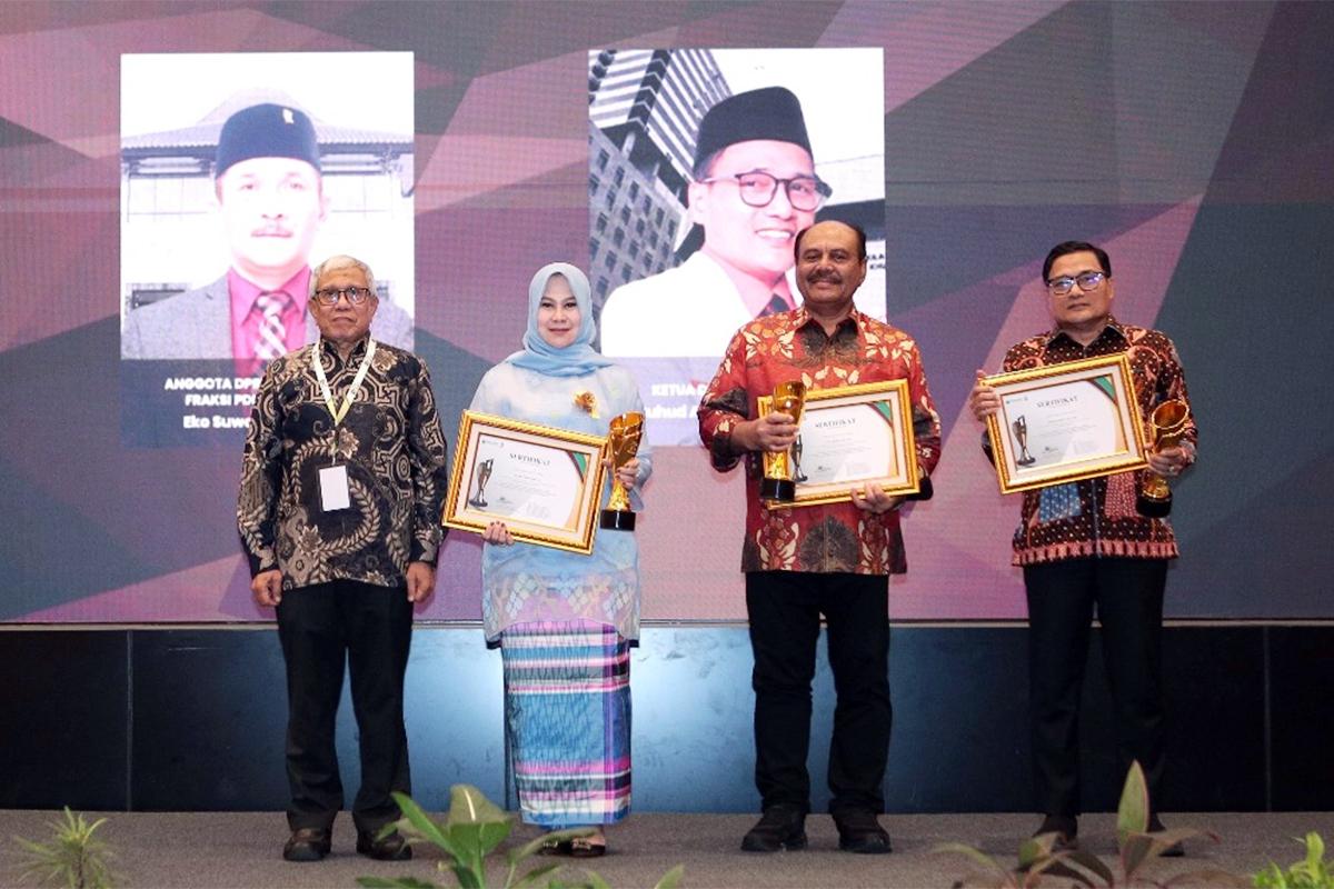 Ketua dprd suhud alynudin pimred awards fakhri ist