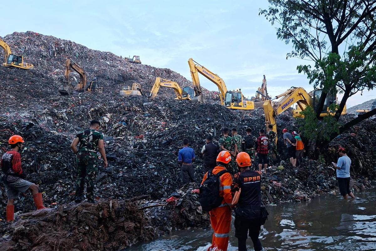 Personel gabungan longsor tpst bantargebang gery ist2