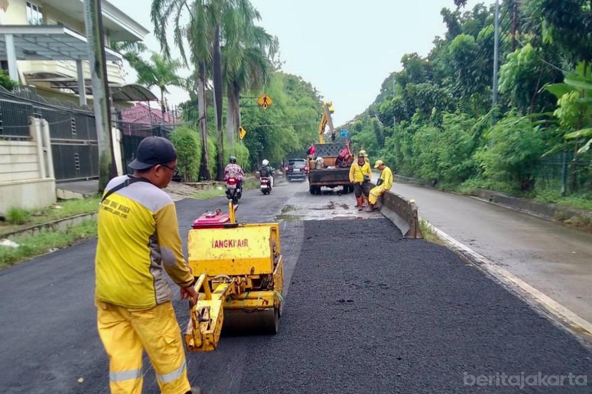 Pasukan kuning perbaiki jalan rusak penjaringan anita