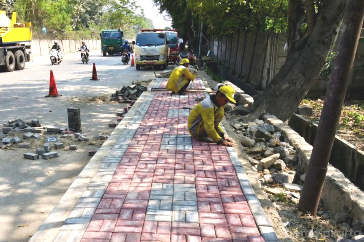 Perbaikan Trotoar di Jalan Syekh Nawawi Al Bantani