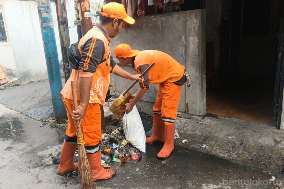 PPSU Bersihkan Saluran Jalan Latumenten budi