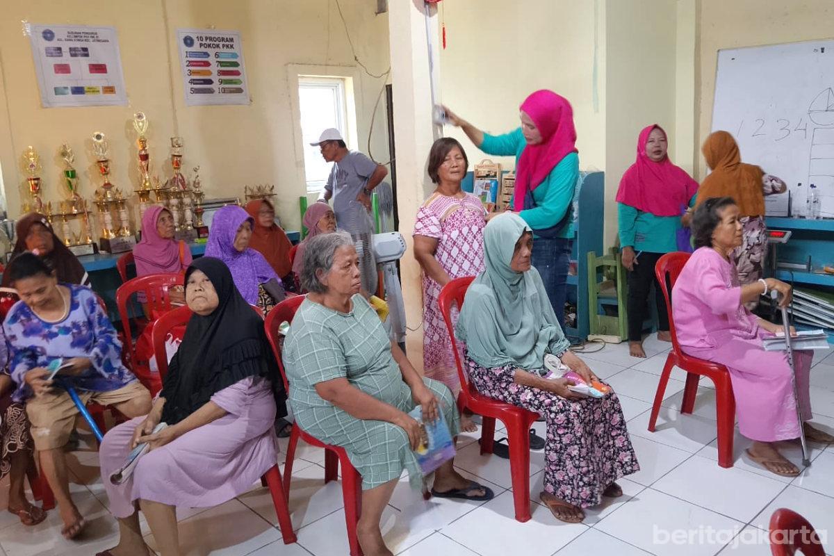 90 Lansia Ikuti Kegiatan Posyandu di RW 01 Rawa Bunga