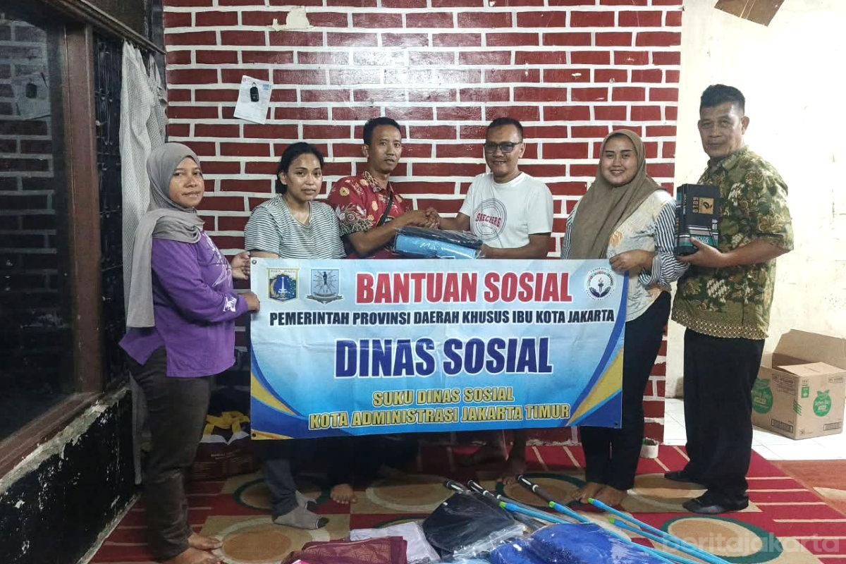 Sudinsos dan PMI Jaktim Berikan Bantuan Penyintas Kebakaran Pinang Ranti