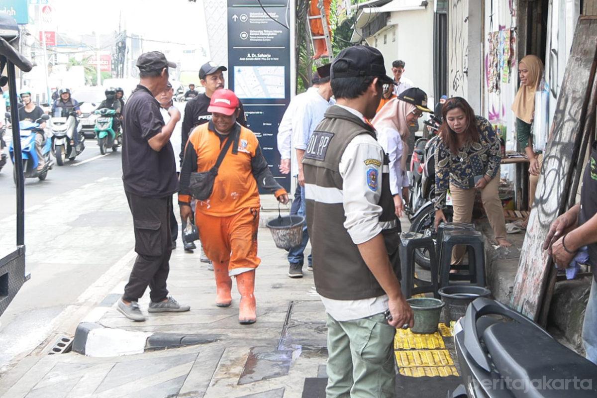 Personel Gabungan Lakukan Penertiban di Jalan Dr Saharjo