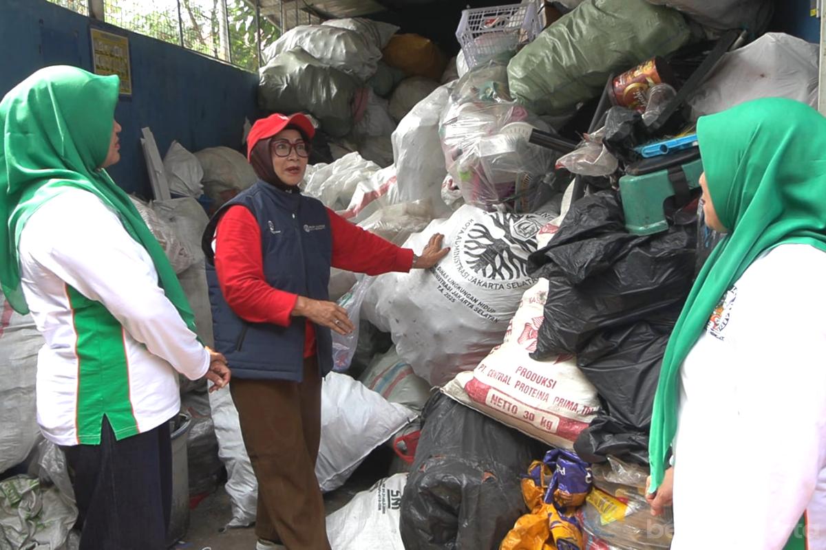 Bank sampah budi luhur jaksel tiyo