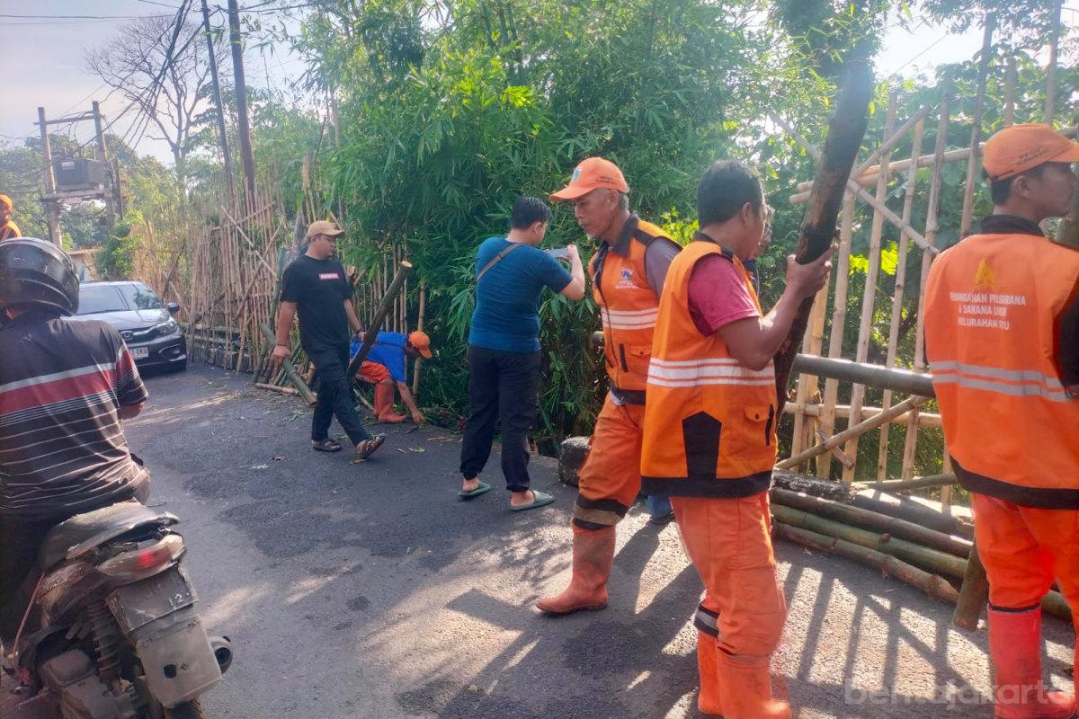 Turap Longsor di Jalan Kramat Oyar Dilakukan Penanganan Darurat