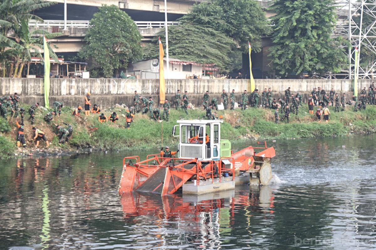 Jelang HUT RI ke 81 TNI Polri dan Pemprov DKI Kerahkan 3.550 Personel Bersihkan 11 Titik Sungai b...