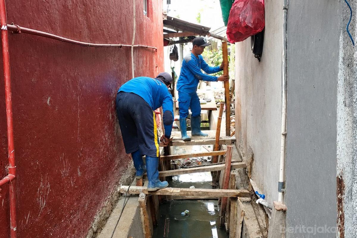 Pasukan Biru Normalisasi Saluran di Jalan Marunda Timur