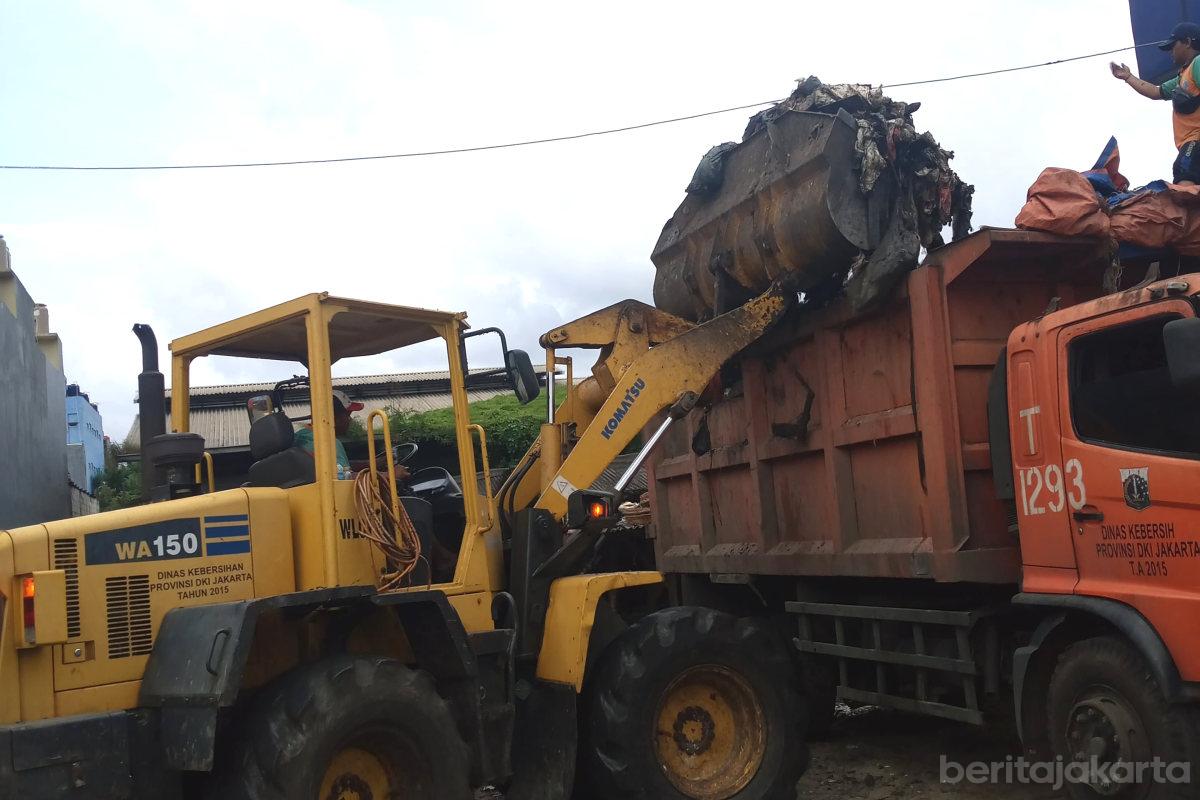 Tumpukan Sampah di Cakung Barat Ditarget Tuntas Besok