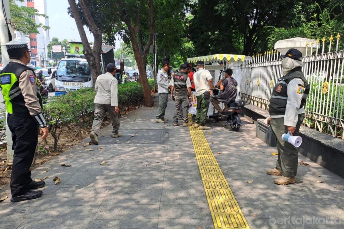 Satpol PP Senen Gencarkan Penataan PKL di Jalan Salemba Raya