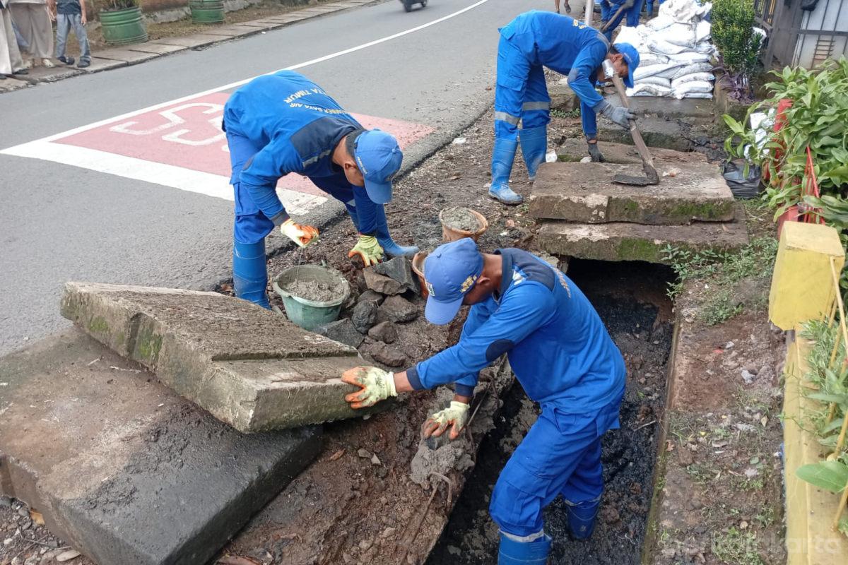 Pasukan Biru Perbaiki Tutup Saluran Air diCiracas