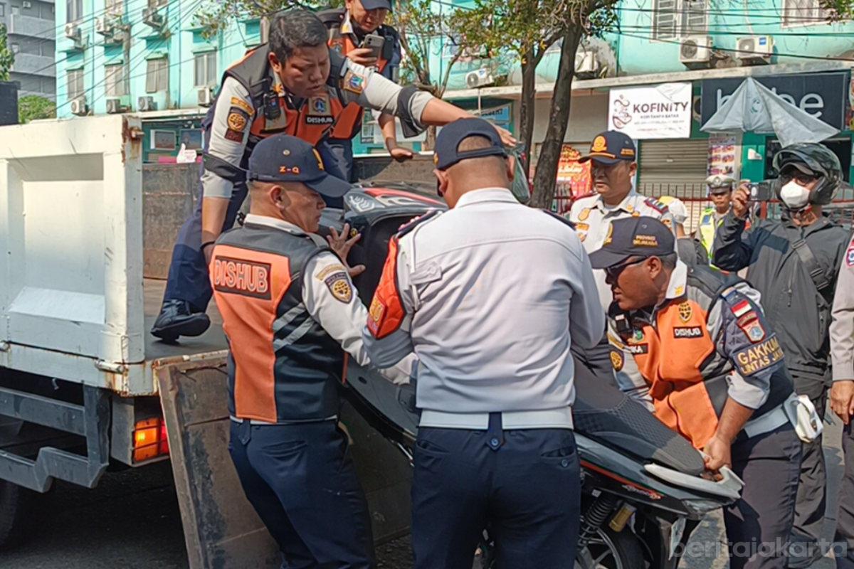 111 Kendaran Kedapatan Pakir Sembarang di Cengkareng Ditindak (1)