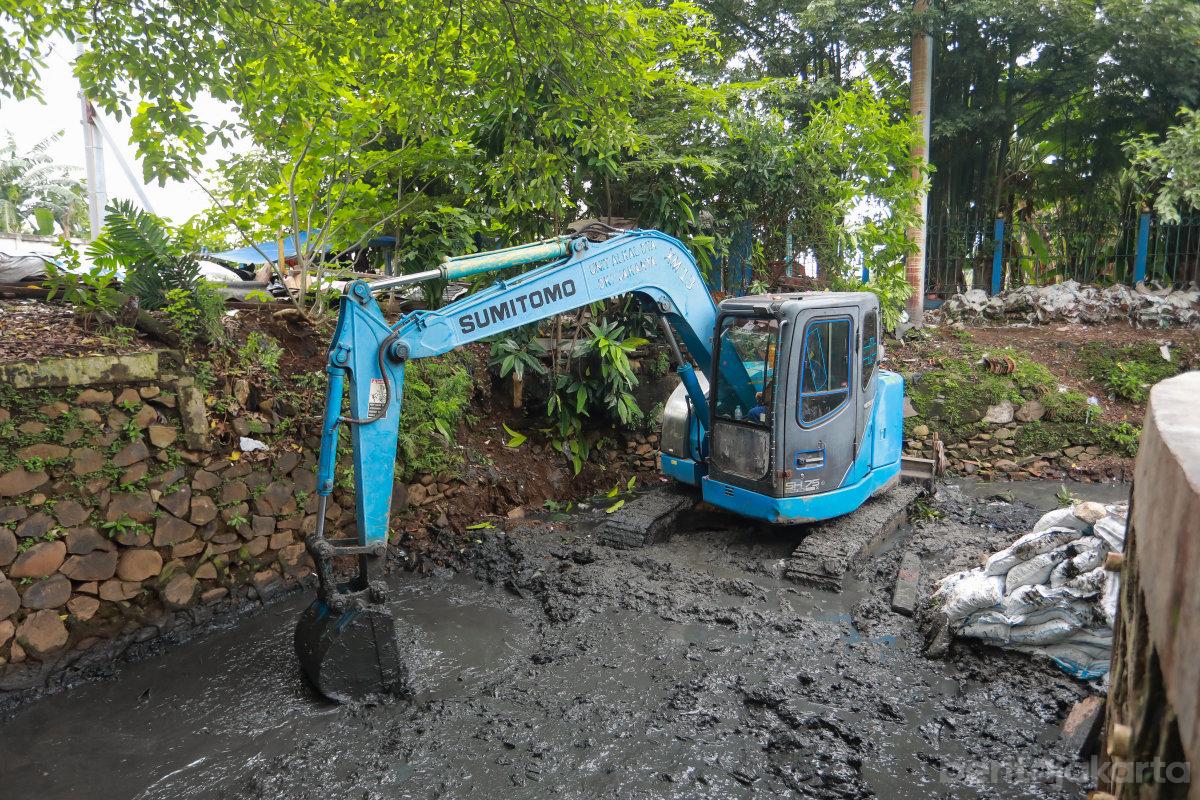 Pengerukan kali ciliwung rezap