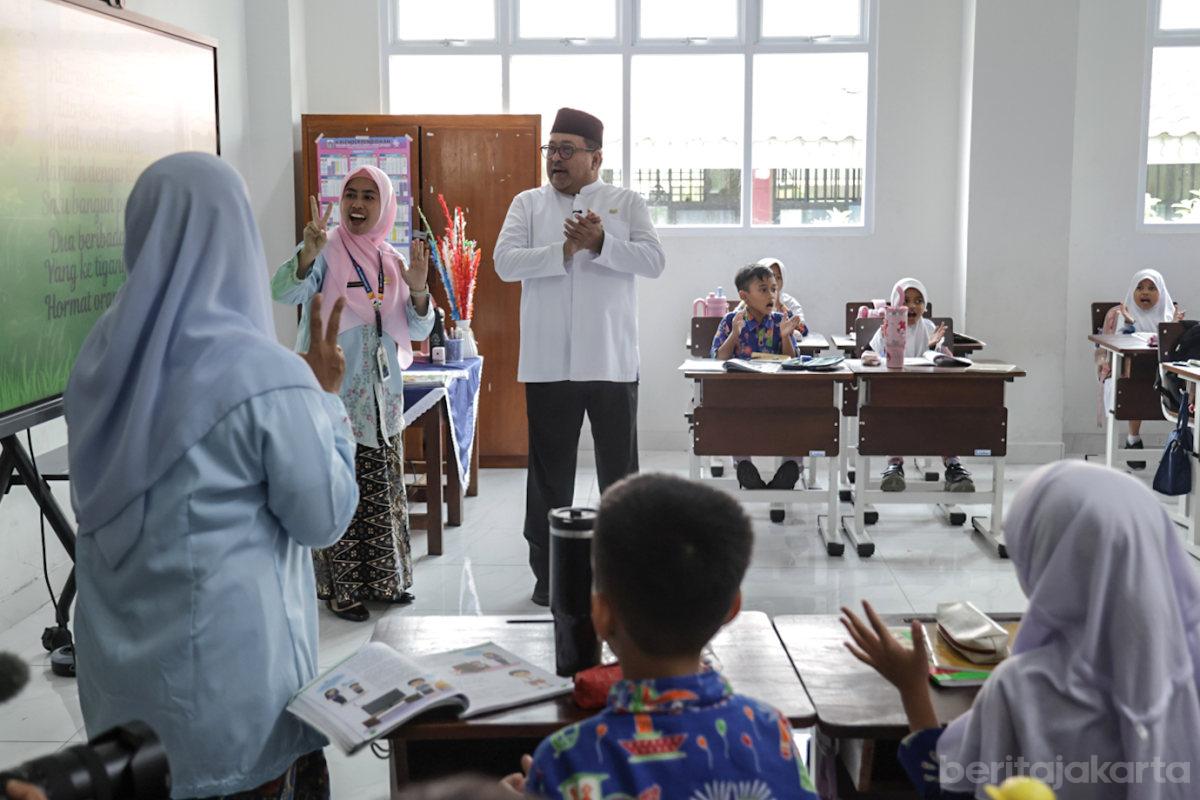 Tinjau Hasil Rehabilitasi 3Sekolah, rano karno bilal