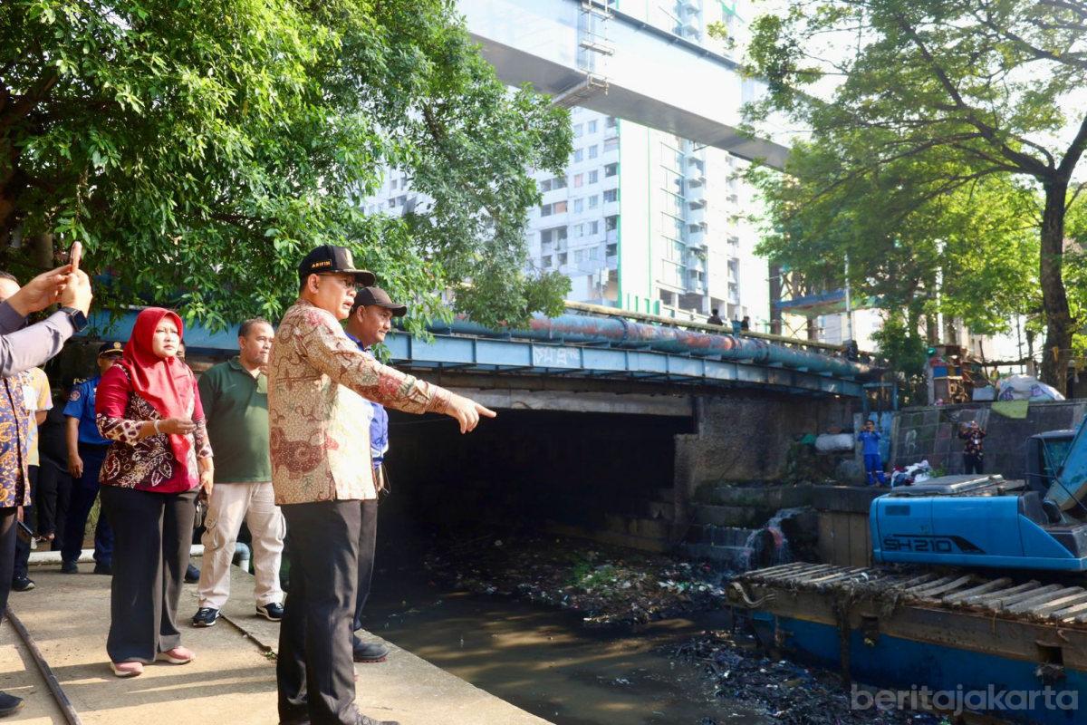 Wali Kota Jakpus Tinjau Pengerukan Kali Ciliwung