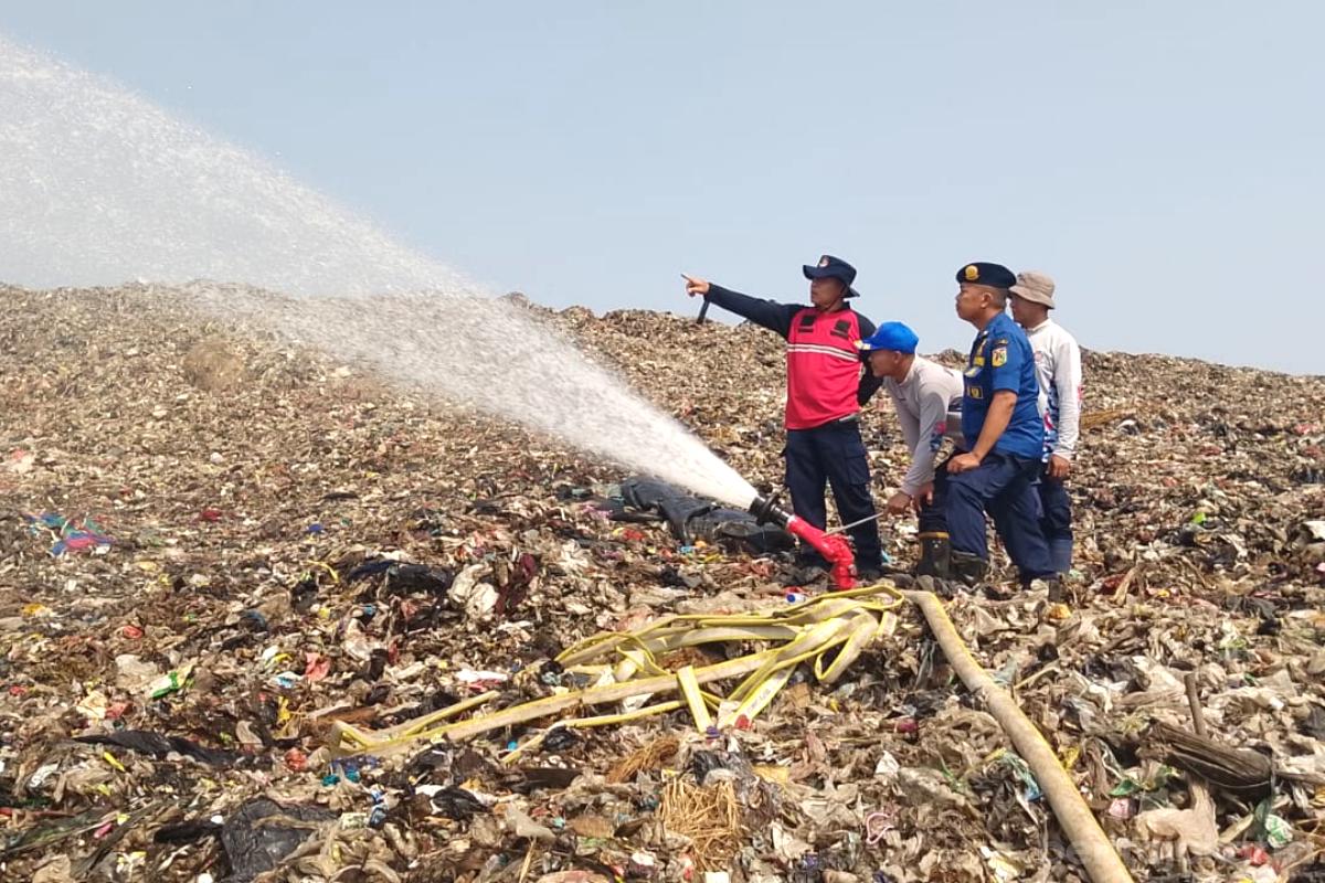 Tpst bantargebang disemprot air nurito