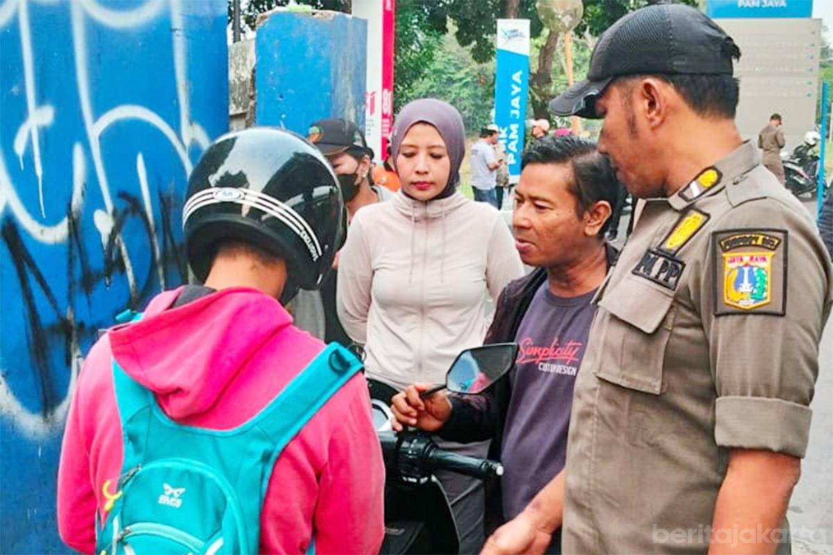 Ott buang sampah kalimalang nur