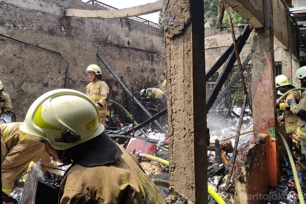 Kebakaran Gudang Penyimpanan Buku di SDN Srengseng Sawah 04 Cepat Diatasi