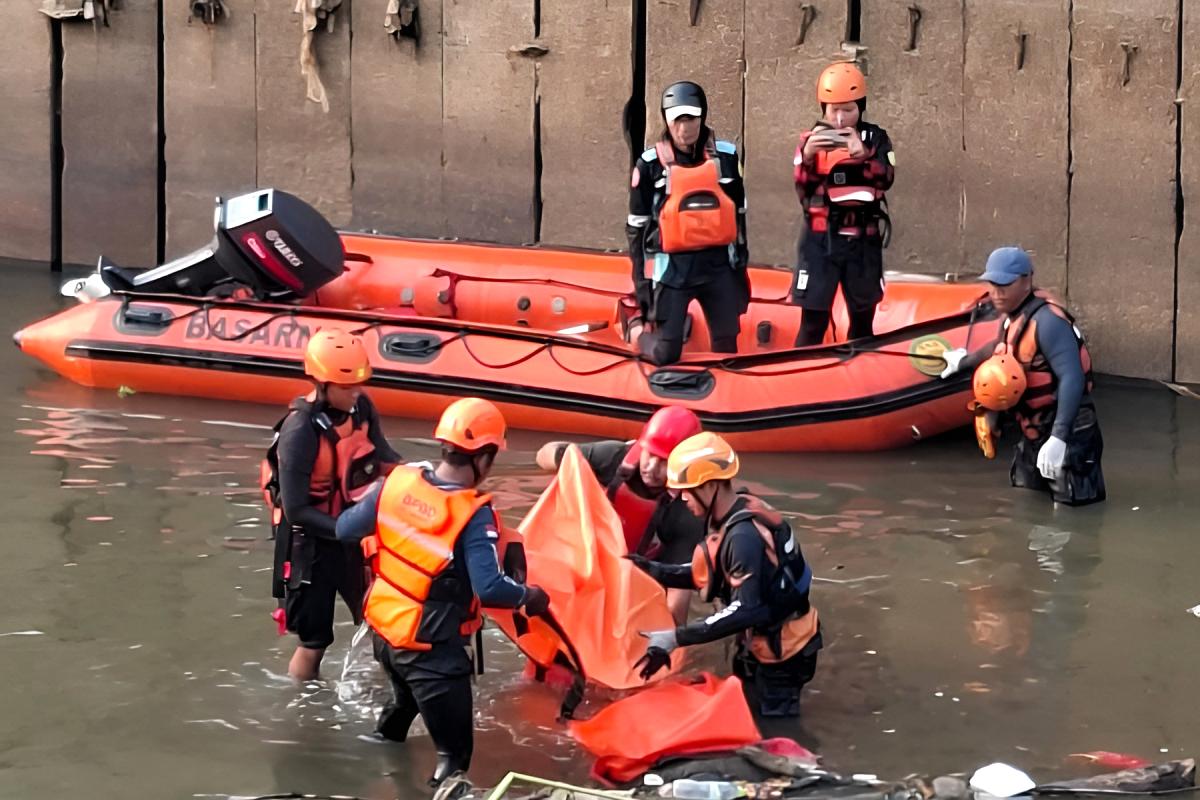 Evakuasi Korban Hanyut di Ciliwung ist