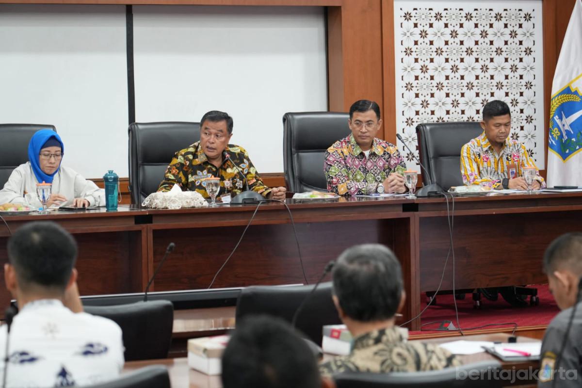 Petugas Gabungan Gelar Operasi Bina Tertib Praja di Palmerah