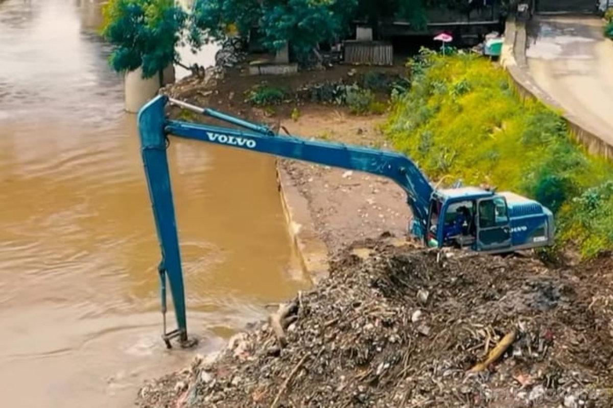 Pengerukan kali ciliwung tiyo