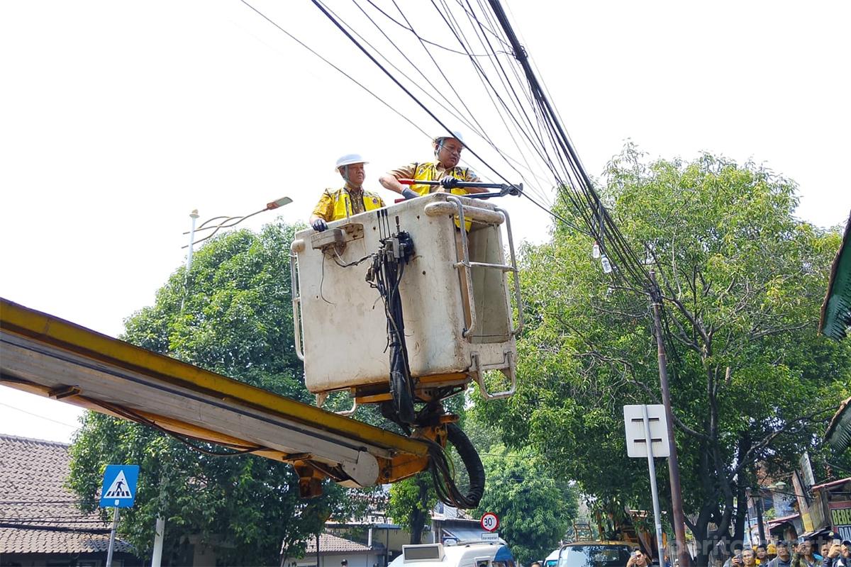 Penertiban kabel udara utilitas duren sawit nur3