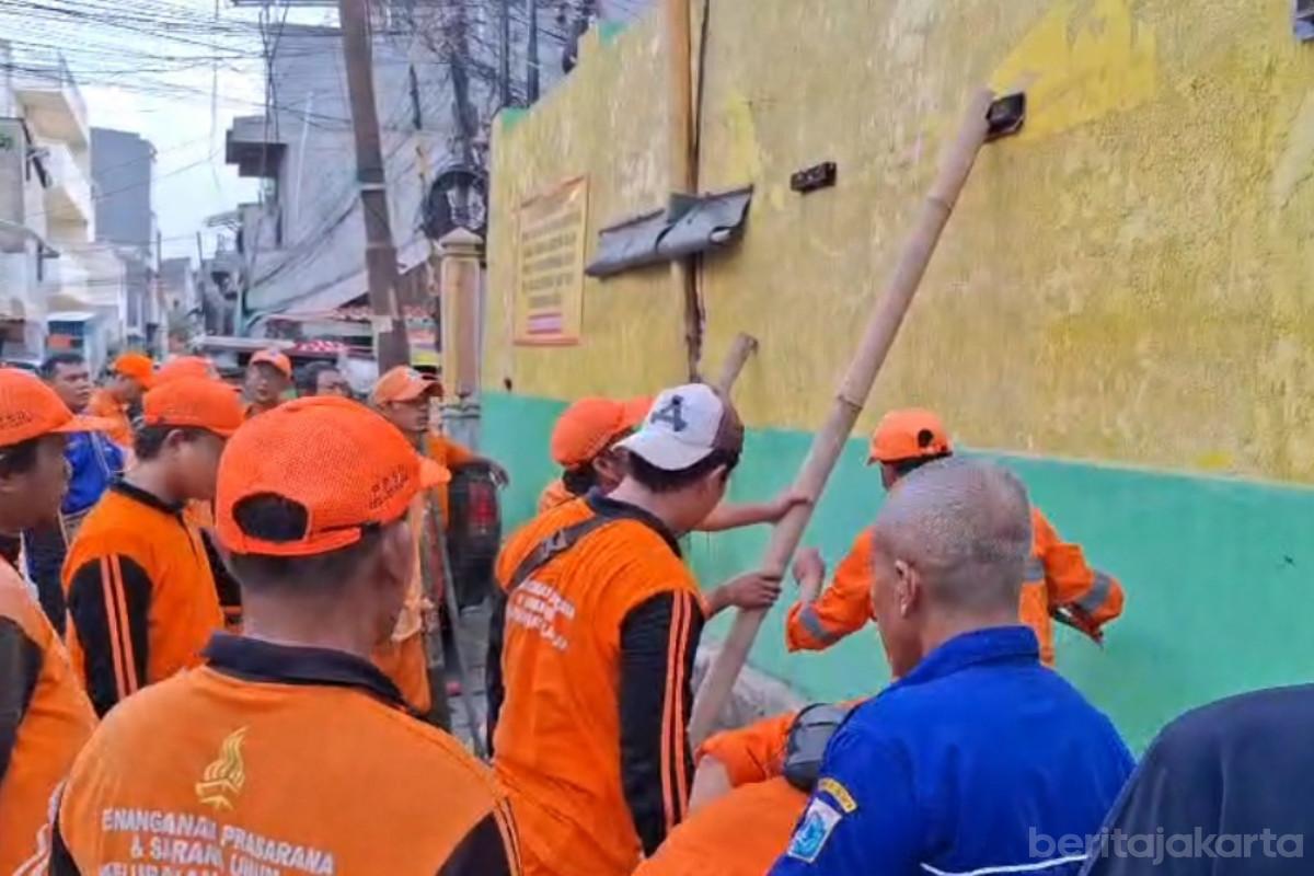 Kelurahan Jelambar Antisipasi Pagar Rawan Roboh di Jalan Empang Bahagia